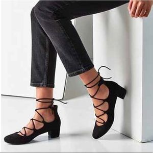 UO MILLA Lace up block heel!